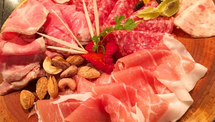 今宵、成田で世界の肉料理とごほうびワインを 〒286-0033 成田市花崎町845-1