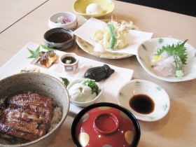 鰻処 さかた 〒286-0048 千葉県成田市公津の杜2-17-11  コース料理は現在受付していません。
