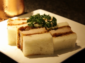 BAR はねあがり 〒286-0033 千葉県成田市花崎町750-1 沢田ビルB1 はねあがりのおすすめ☆