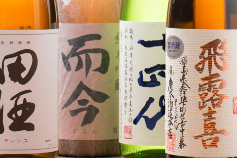 月の家 〒286-0033 千葉県成田市花崎町816 「日本酒は鮮度が命！」 当店が日本酒にかける思いです。 
そのため、今ある日本酒がなくなり次第、新しい日本酒を入荷します。
 日本酒メニューも決まったものはなく、その時その時で「旬」の日本酒を取り揃えています。
 珍しいものから有名酒まで、常に鮮度の良い日本酒をご提供いたします！