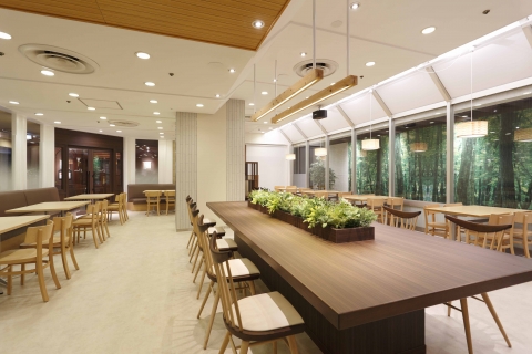 成田ビューホテル　レストラン紹介 〒286-0127 千葉県成田市小菅700 全てのお客様が気兼ねなくお食事できるように、解放感ある空間になっております。