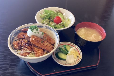 磯ふじ 〒286-0221 千葉県富里市七栄576-5

富里インターから車で1分
公津の杜から車で10分
酒々井アウトレットから車で10分
成田山新勝寺から車で10分


＊ナビご使用の際は、住所検索でお越しください。 『まぐろのステーキ丼』